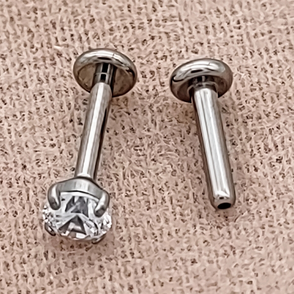 Brand New Doviana White CZ 3mm Threadless Titanium Flat Back Single Earring - Picture 9 of 9